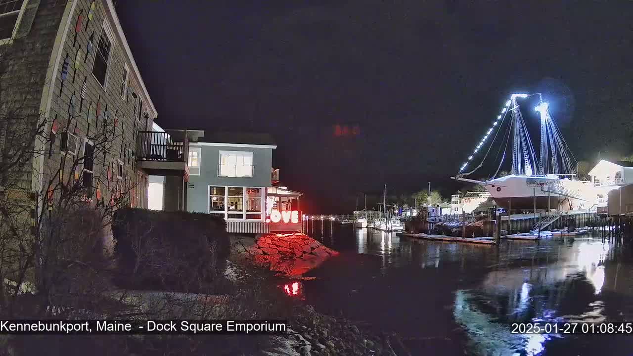 Kennebunkport Live Cam - Dock Square Emporium, Maine, USA