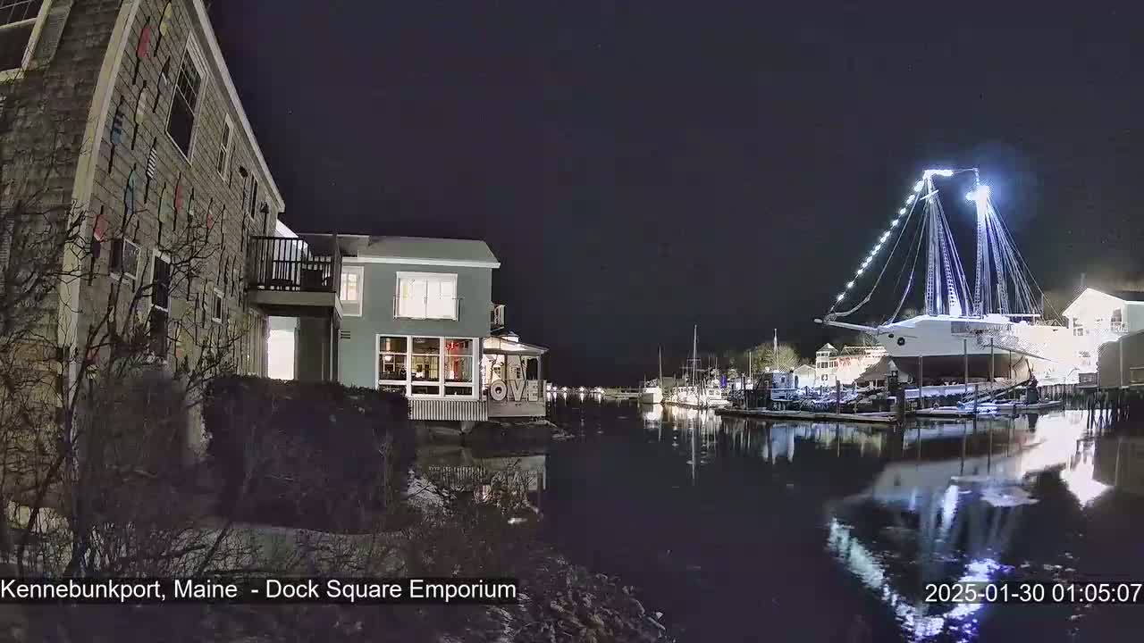 Kennebunkport Live Cam - Dock Square Emporium, Maine, USA