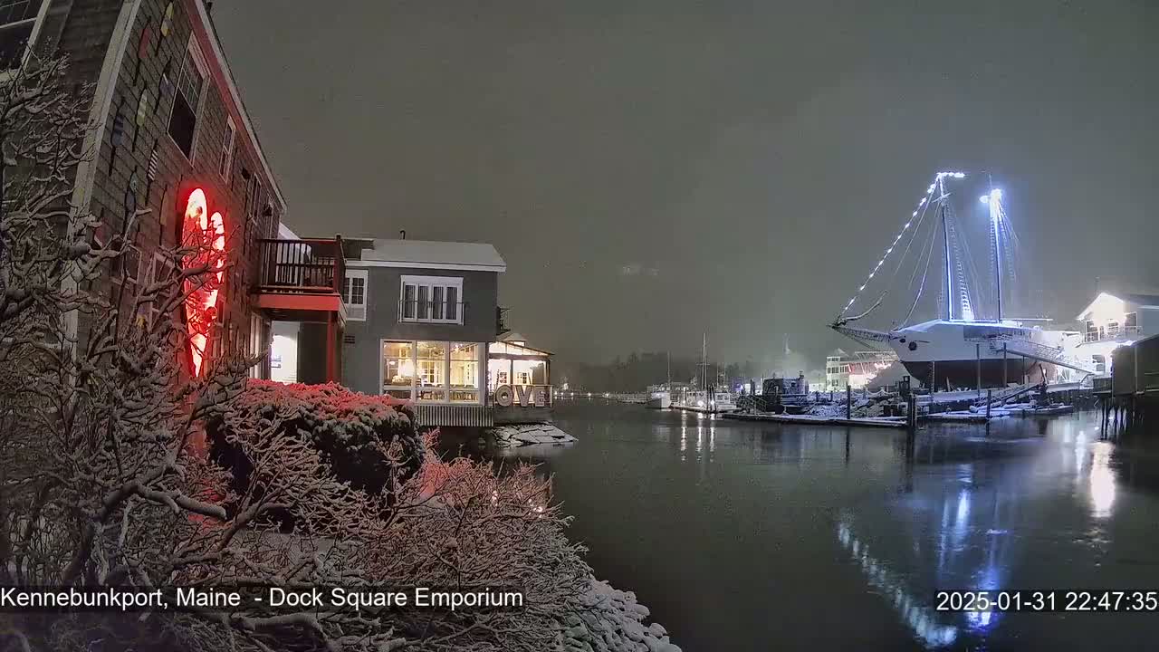 Kennebunkport Live Cam - Dock Square Emporium, Maine, USA