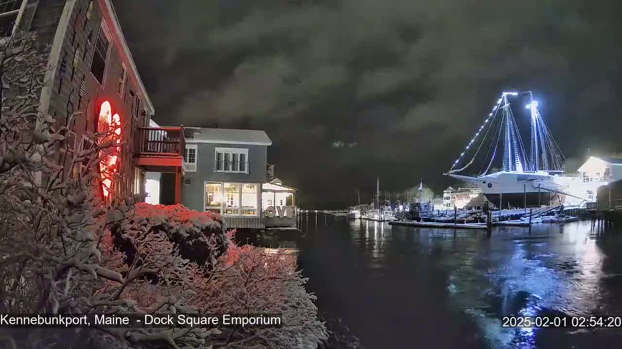 Kennebunkport Live Cam - Dock Square Emporium, Maine, USA