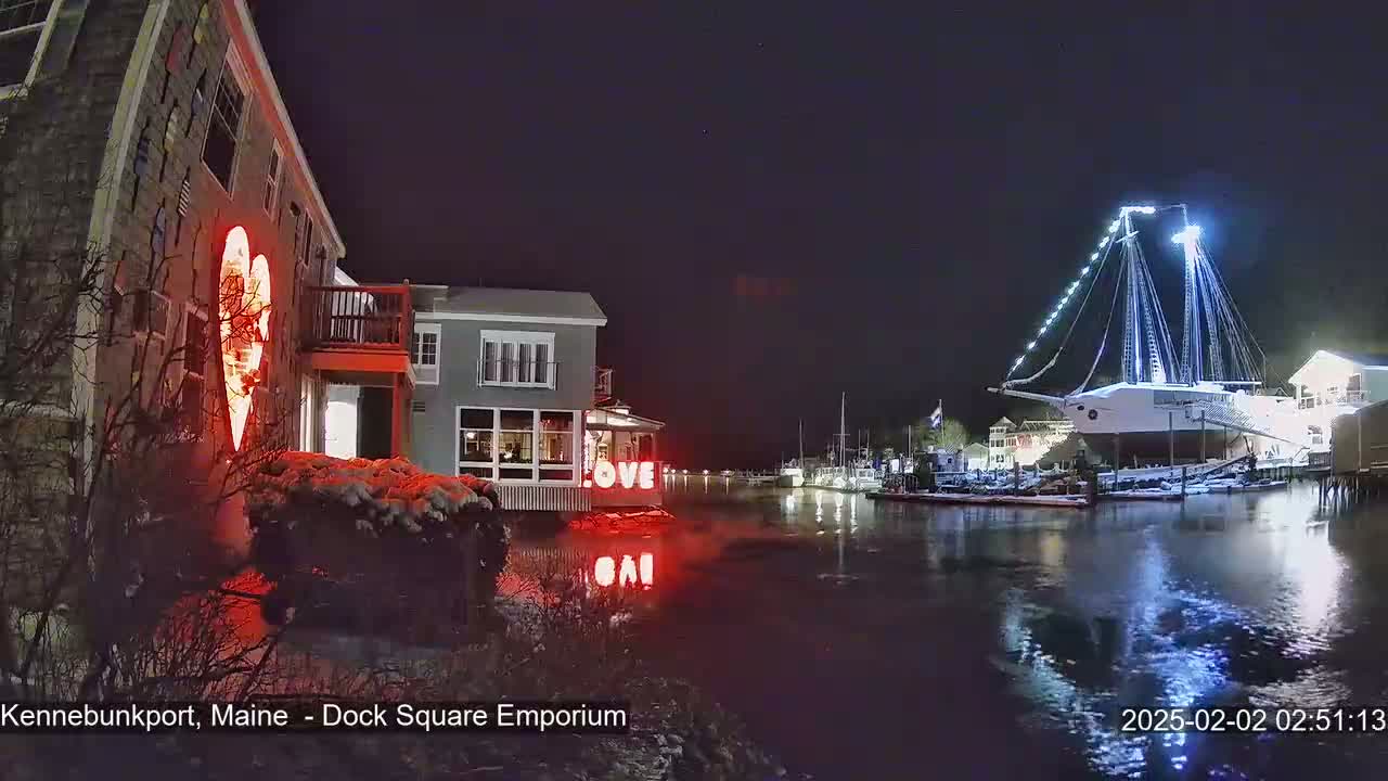 Kennebunkport Live Cam - Dock Square Emporium, Maine, USA
