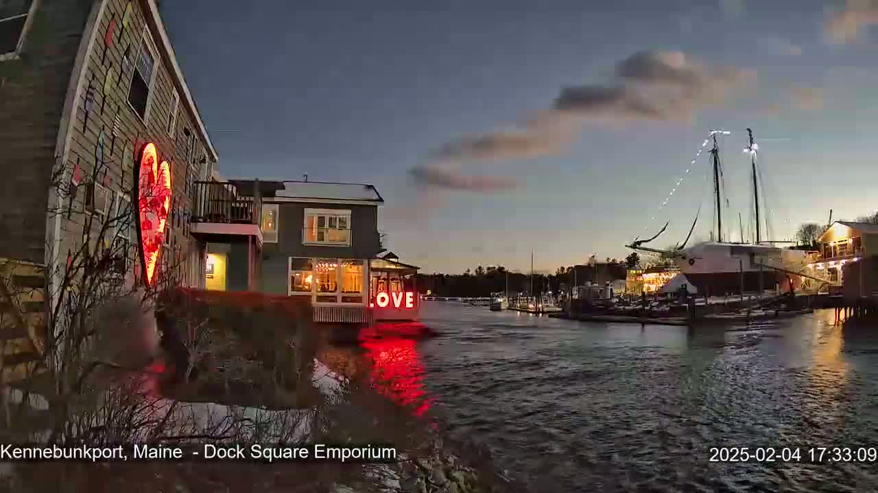Kennebunkport Live Cam - Dock Square Emporium, Maine, USA