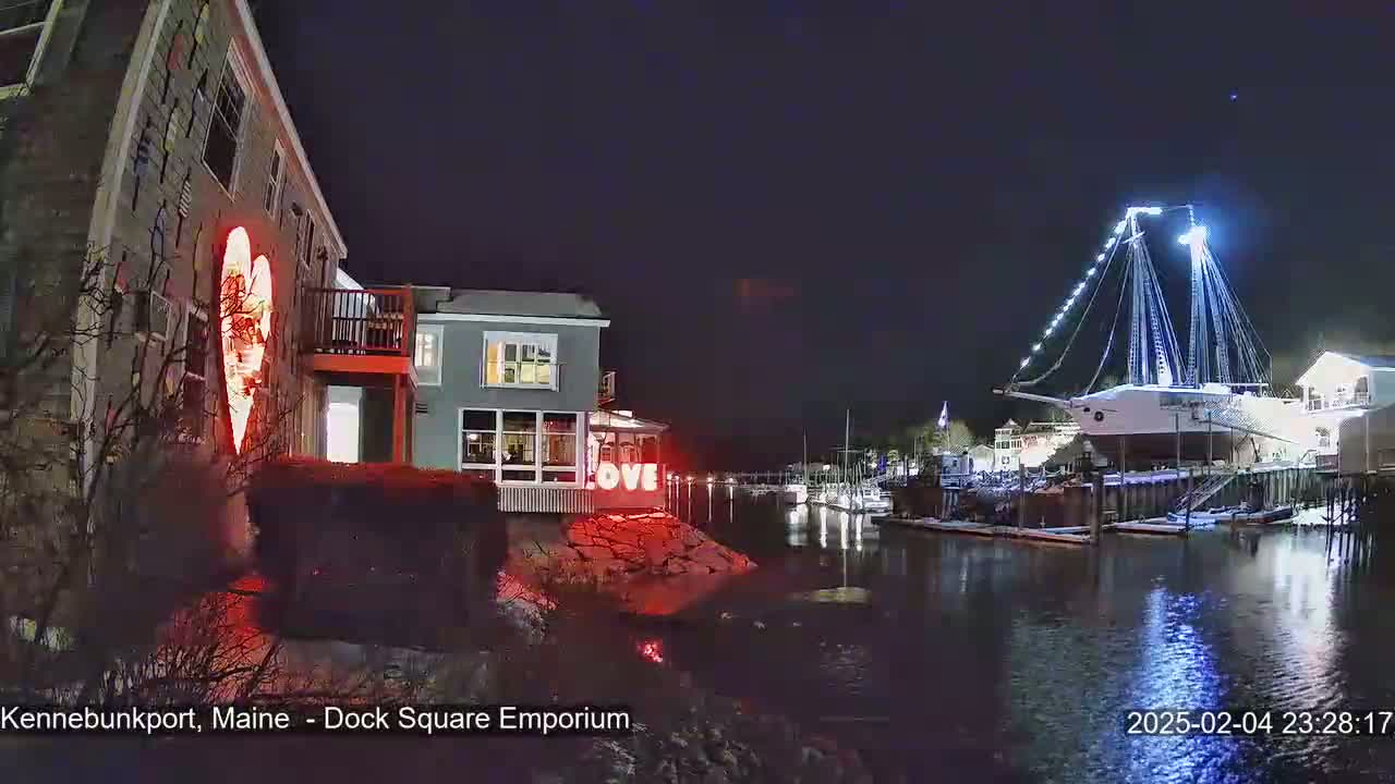 Kennebunkport Live Cam - Dock Square Emporium, Maine, USA
