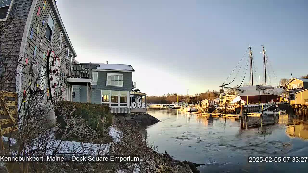Kennebunkport Live Cam - Dock Square Emporium, Maine, USA