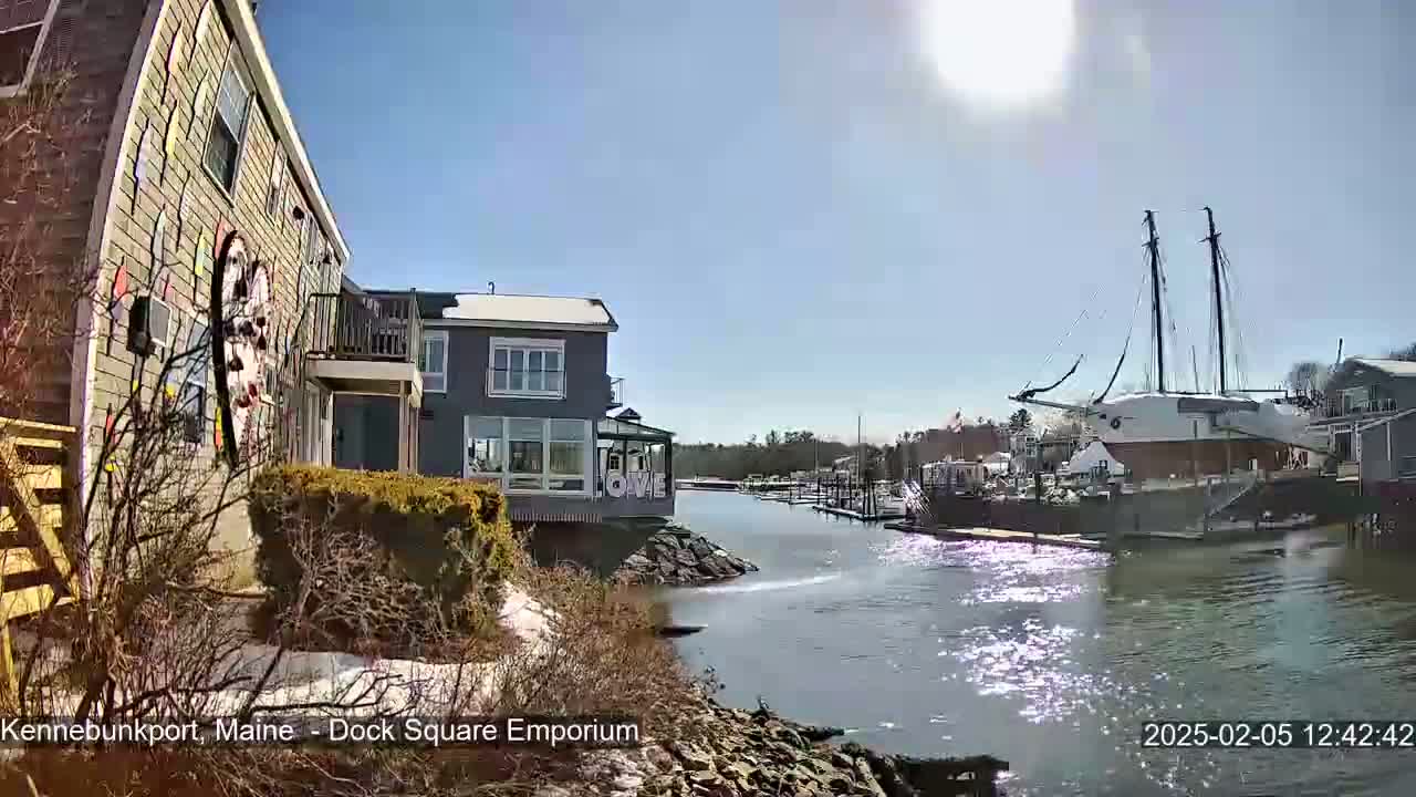 Kennebunkport Live Cam - Dock Square Emporium, Maine, USA