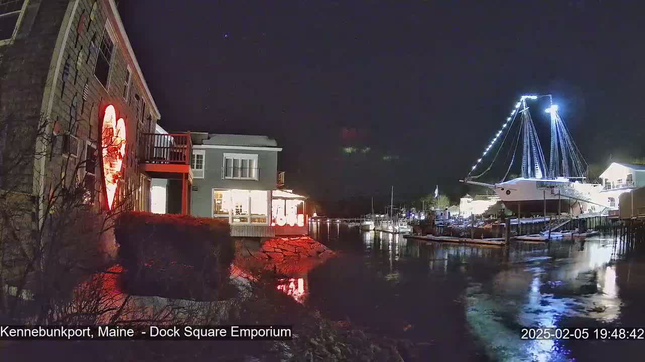 Kennebunkport Live Cam - Dock Square Emporium, Maine, USA