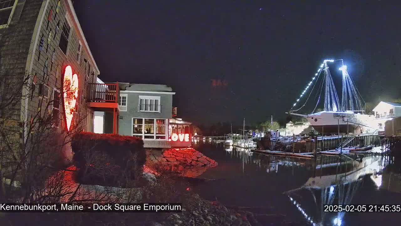 Kennebunkport Live Cam - Dock Square Emporium, Maine, USA