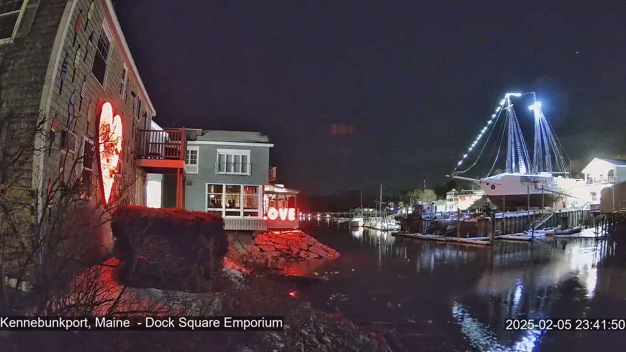 Kennebunkport Live Cam - Dock Square Emporium, Maine, USA