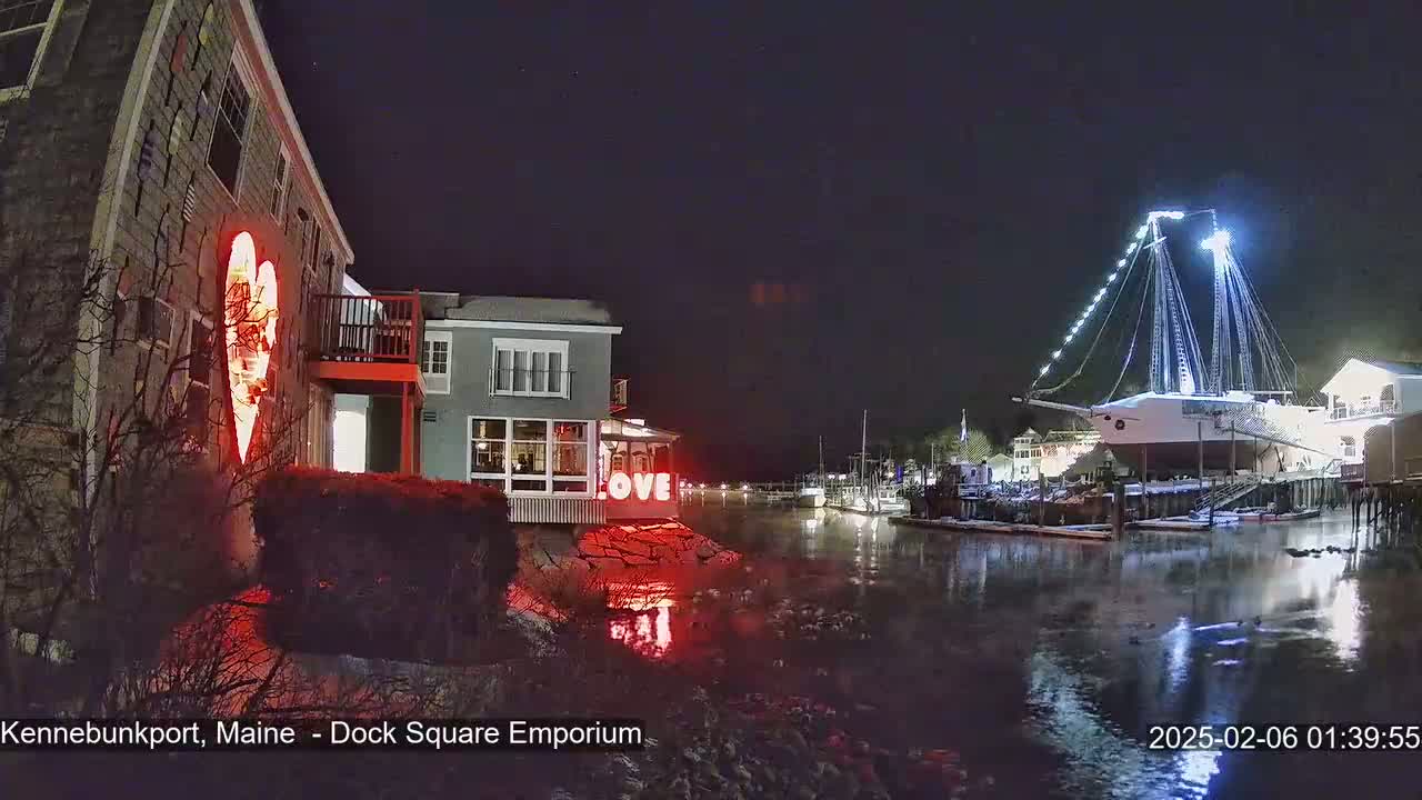 Kennebunkport Live Cam - Dock Square Emporium, Maine, USA