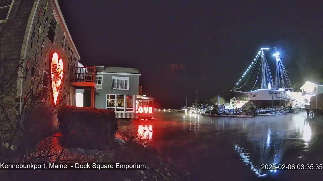 Kennebunkport Live Cam - Dock Square Emporium, Maine, USA