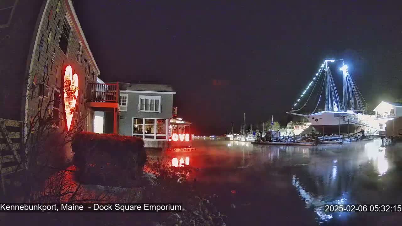 Kennebunkport Live Cam - Dock Square Emporium, Maine, USA