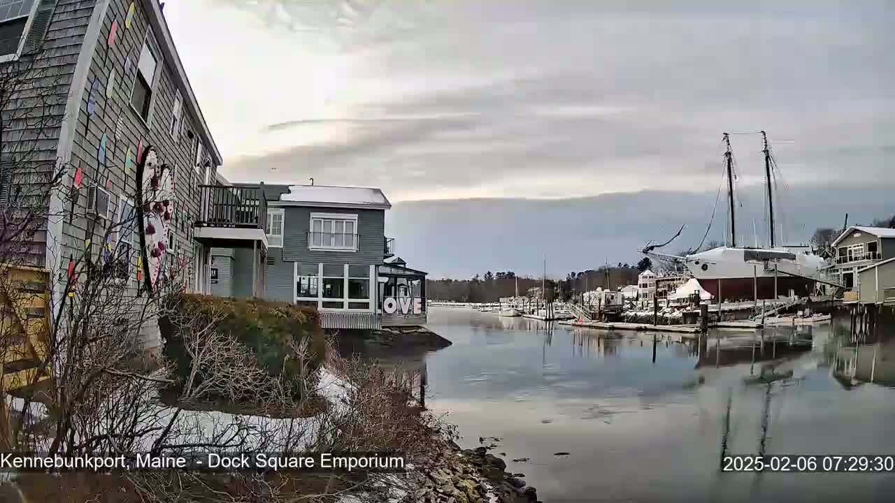 Kennebunkport Live Cam - Dock Square Emporium, Maine, USA
