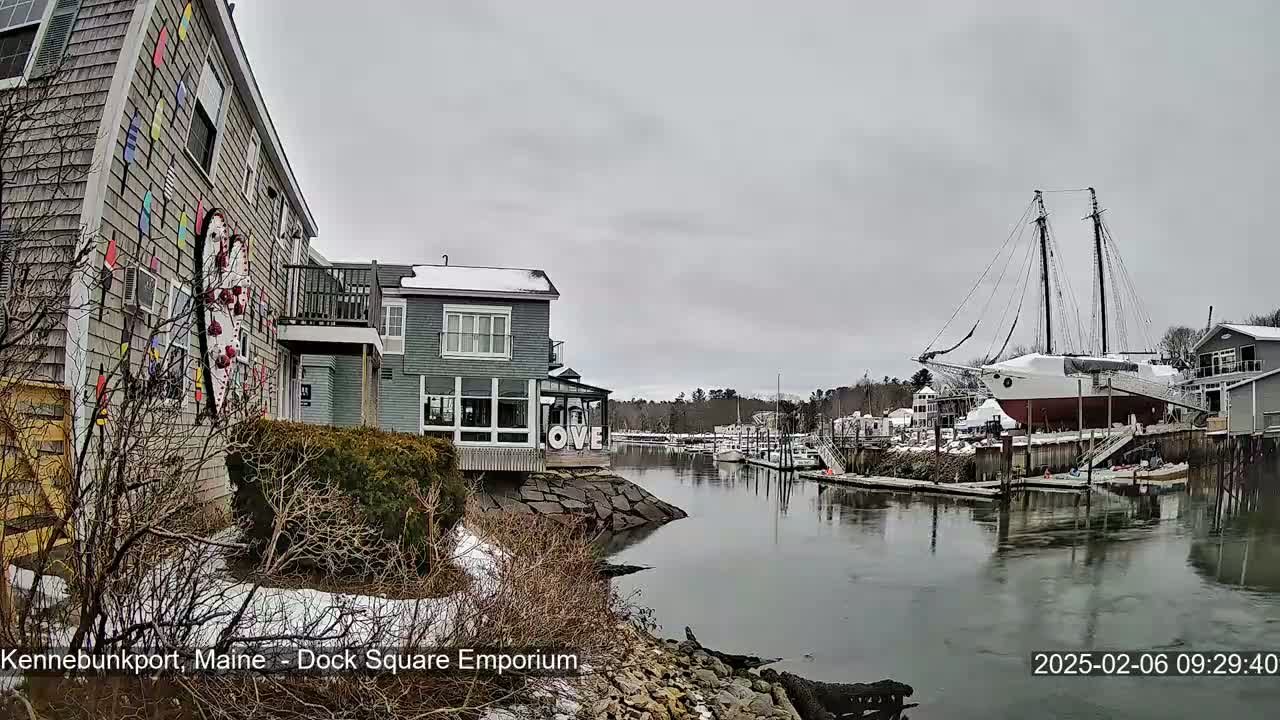 Kennebunkport Live Cam - Dock Square Emporium, Maine, USA