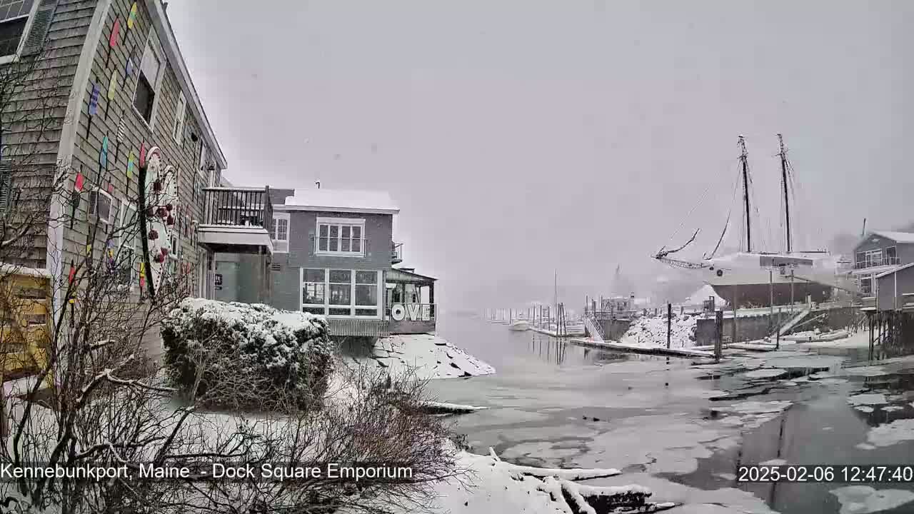 Kennebunkport Live Cam - Dock Square Emporium, Maine, USA