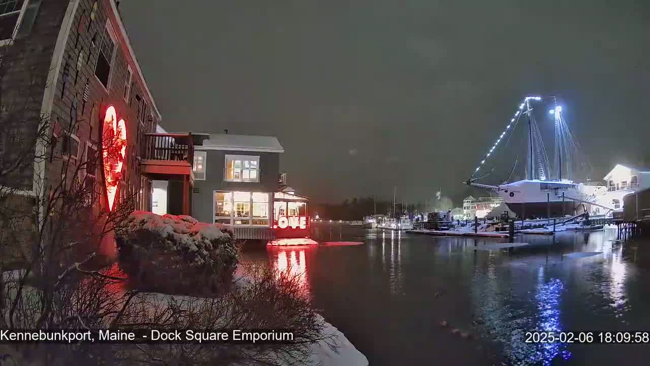 Kennebunkport Live Cam - Dock Square Emporium, Maine, USA
