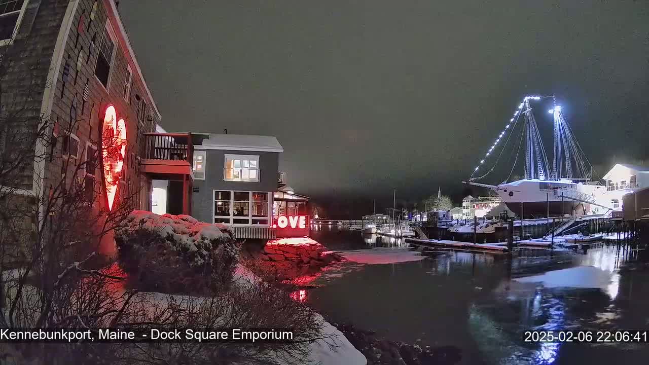 Kennebunkport Live Cam - Dock Square Emporium, Maine, USA