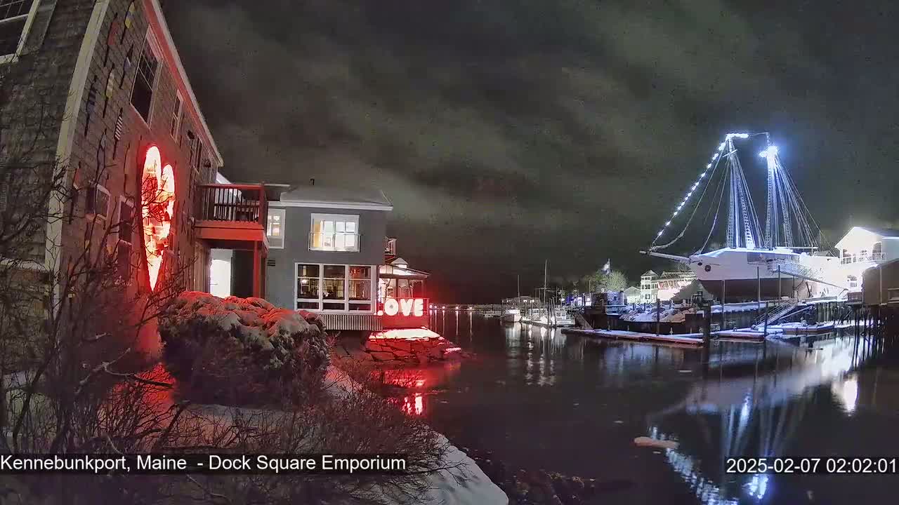Kennebunkport Live Cam - Dock Square Emporium, Maine, USA