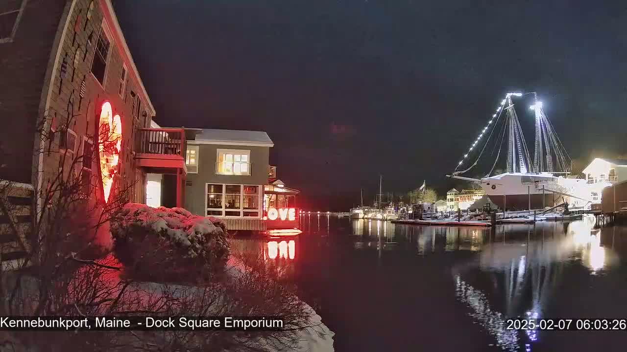 Kennebunkport Live Cam - Dock Square Emporium, Maine, USA