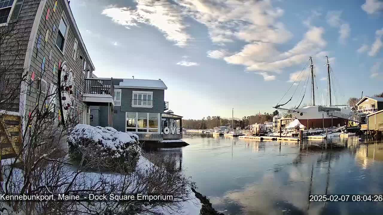Kennebunkport Live Cam - Dock Square Emporium, Maine, USA