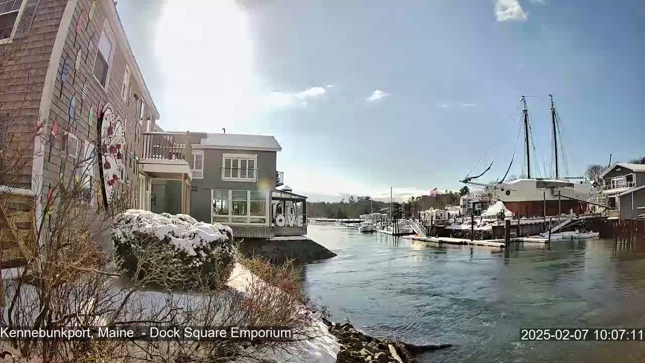 Kennebunkport Live Cam - Dock Square Emporium, Maine, USA