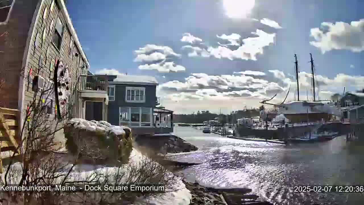 Kennebunkport Live Cam - Dock Square Emporium, Maine, USA