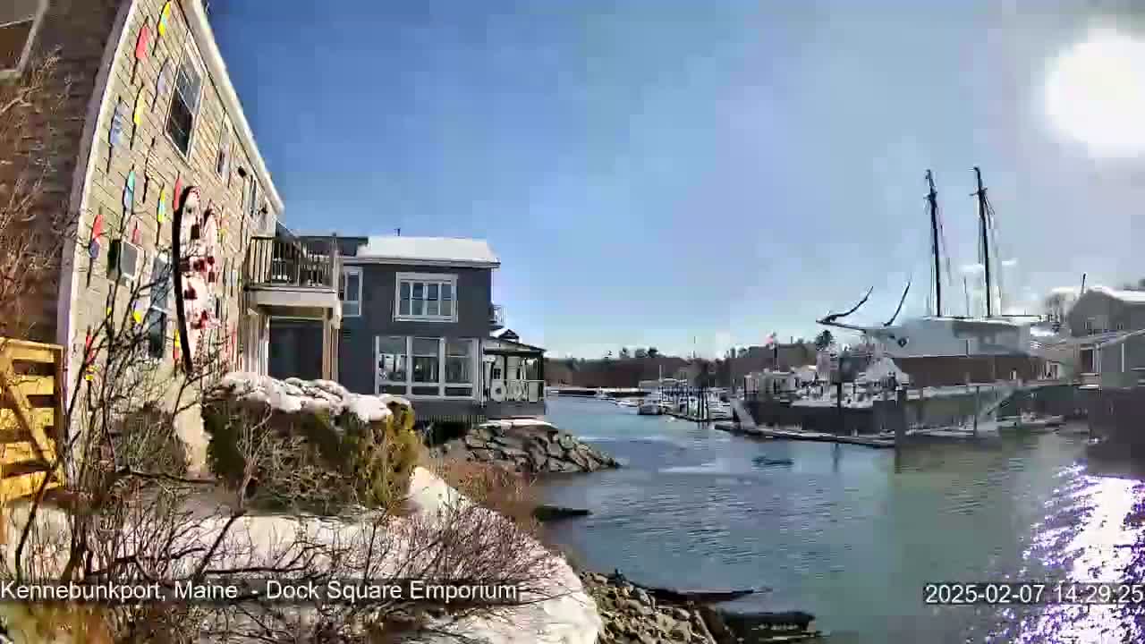 Kennebunkport Live Cam - Dock Square Emporium, Maine, USA