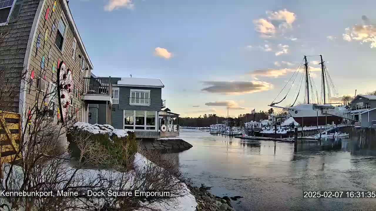 Kennebunkport Live Cam - Dock Square Emporium, Maine, USA