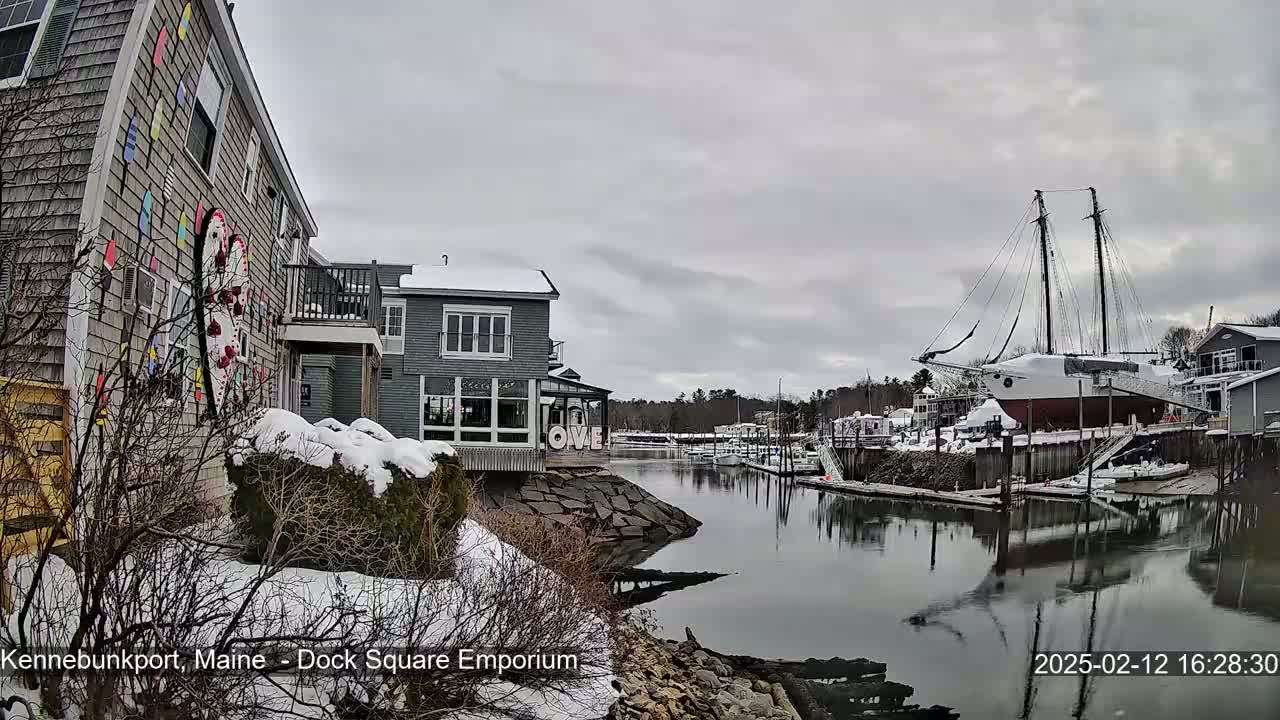 Kennebunkport Live Cam - Dock Square Emporium, Maine, USA