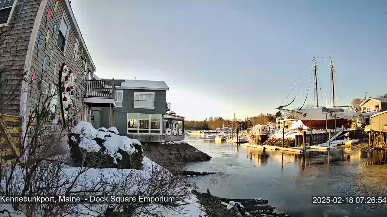 Kennebunkport Live Cam - Dock Square Emporium, Maine, USA