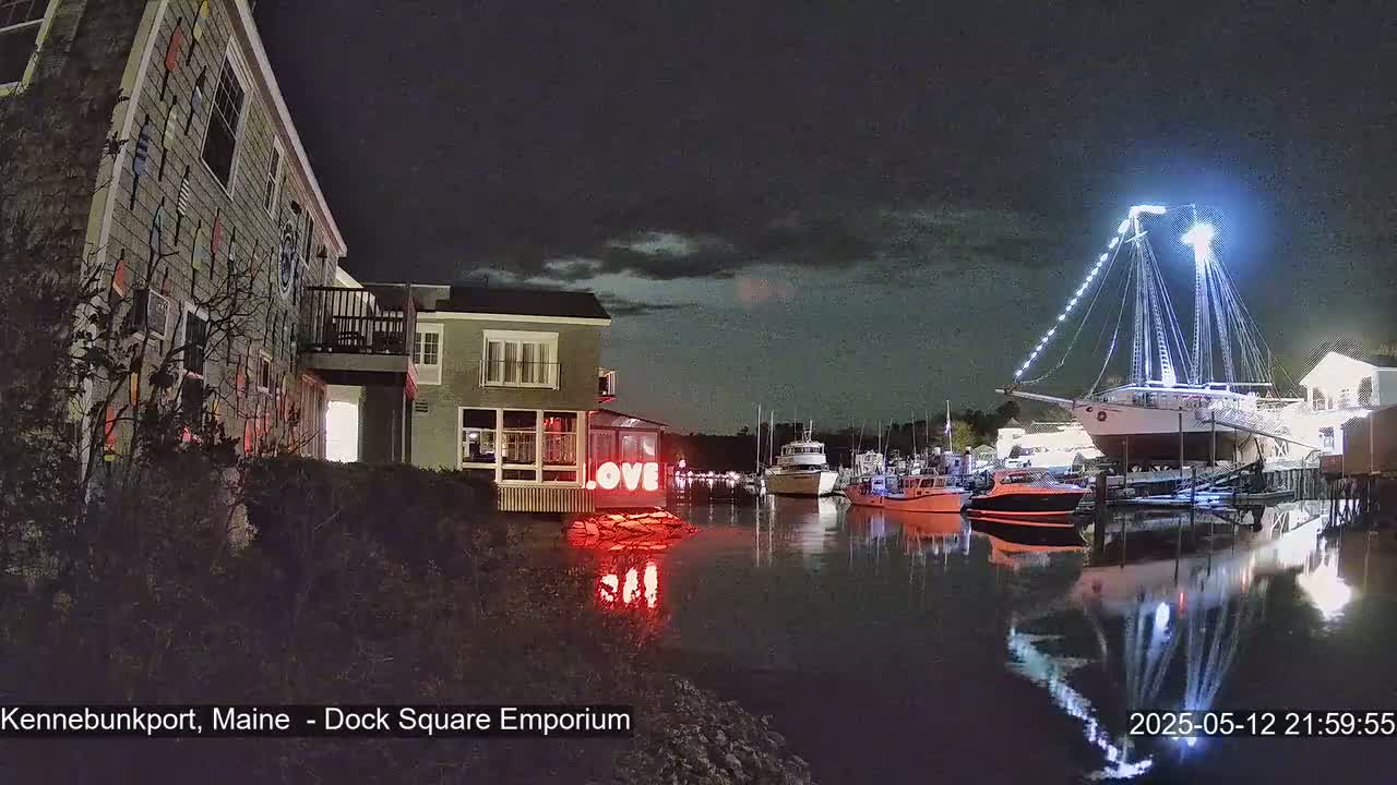 Kennebunkport Live Cam - Dock Square Emporium, Maine, USA