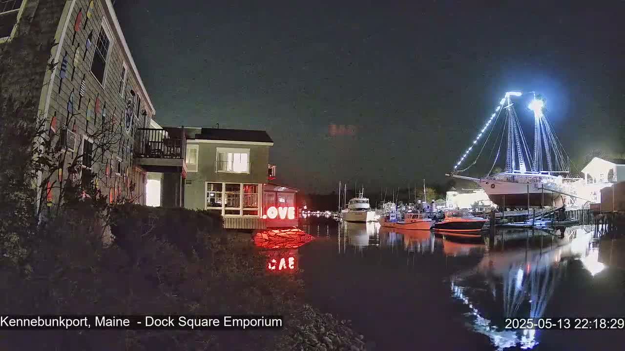 Kennebunkport Live Cam - Dock Square Emporium, Maine, USA