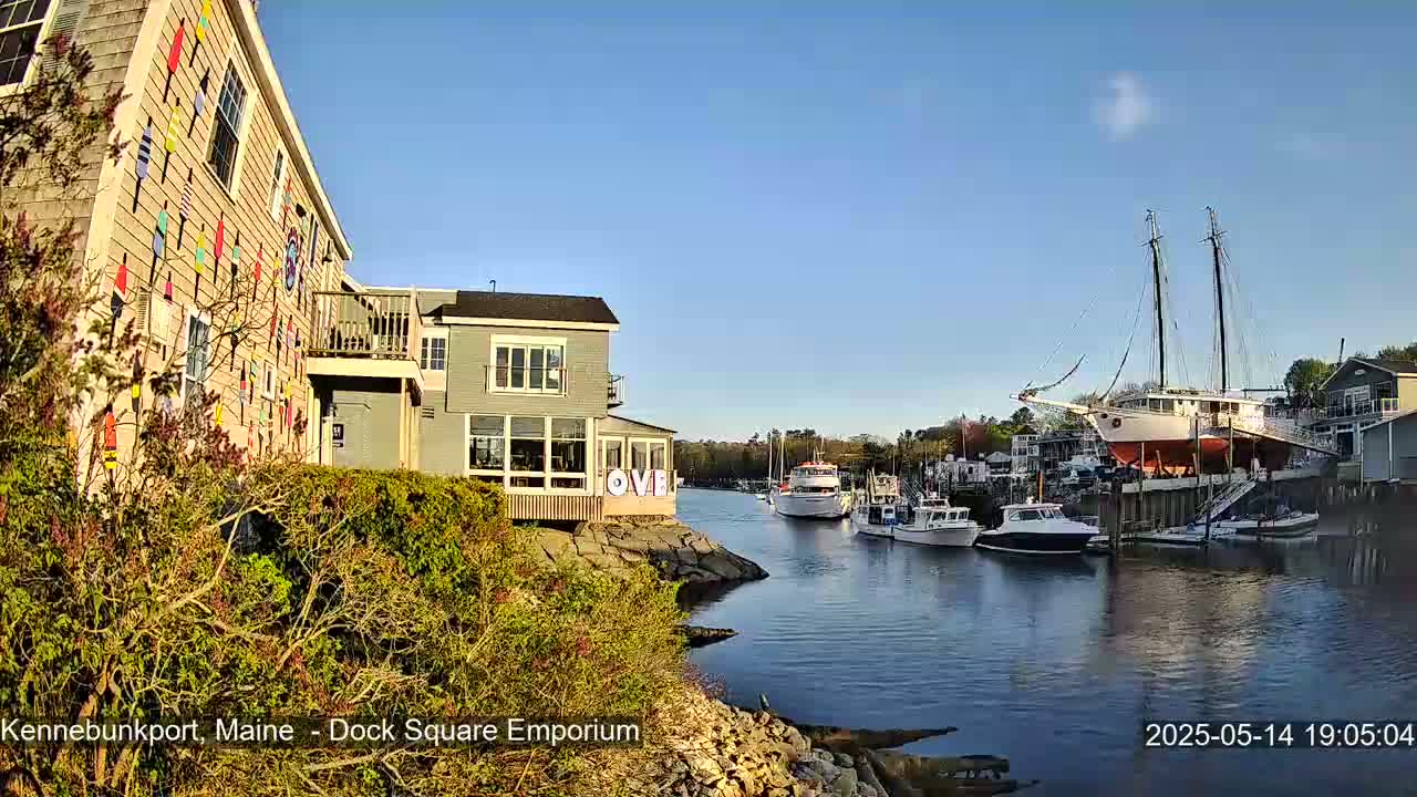 Kennebunkport Live Cam - Dock Square Emporium, Maine, USA