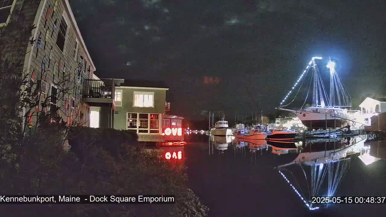 Kennebunkport Live Cam - Dock Square Emporium, Maine, USA