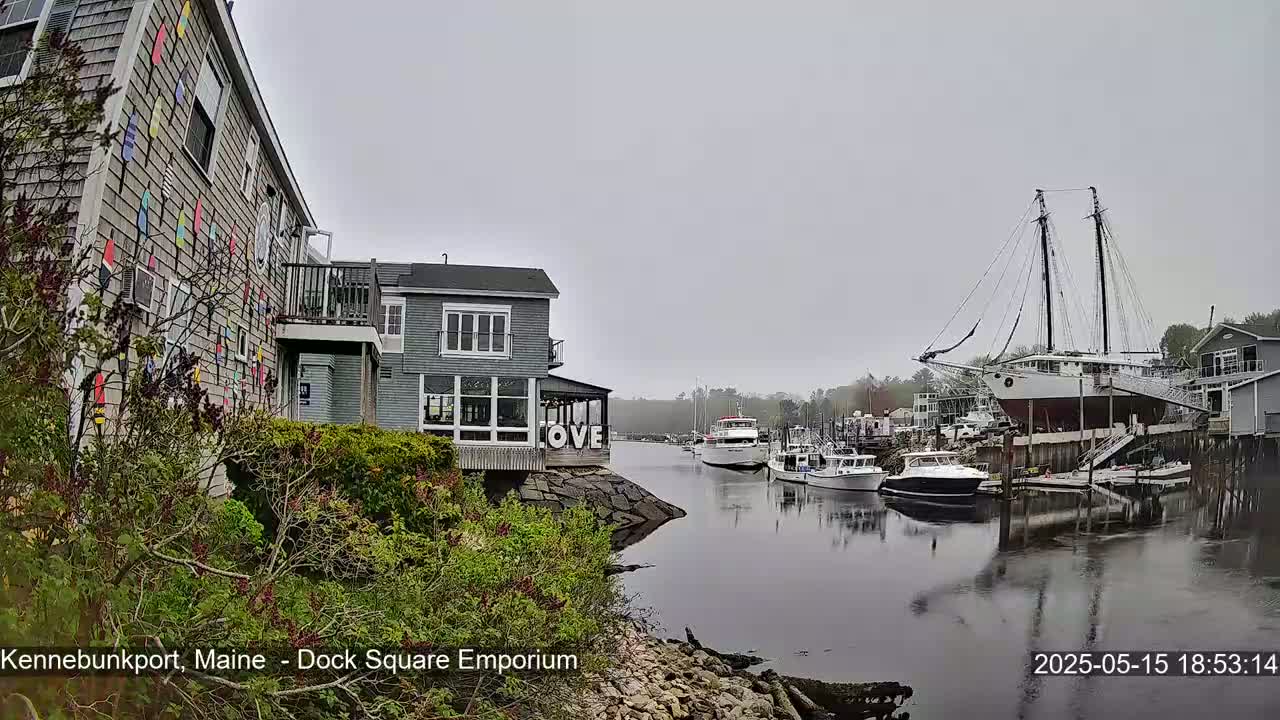 Kennebunkport Live Cam - Dock Square Emporium, Maine, USA