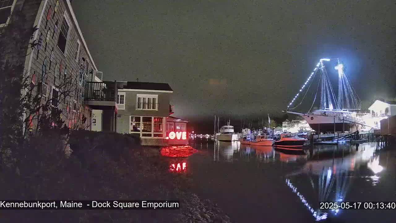 Kennebunkport Live Cam - Dock Square Emporium, Maine, USA