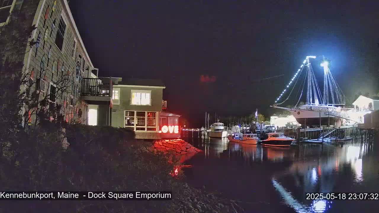 Kennebunkport Live Cam - Dock Square Emporium, Maine, USA