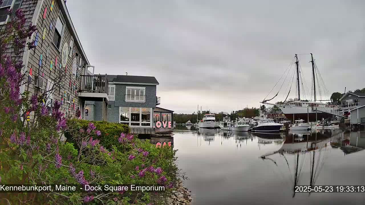 Kennebunkport Live Cam - Dock Square Emporium, Maine, USA