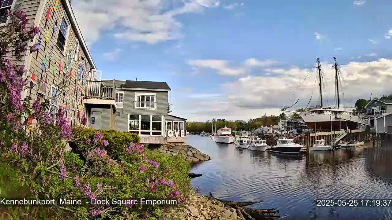 Kennebunkport Live Cam - Dock Square Emporium, Maine, USA