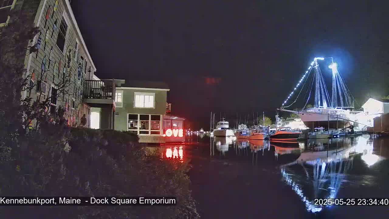 Kennebunkport Live Cam - Dock Square Emporium, Maine, USA