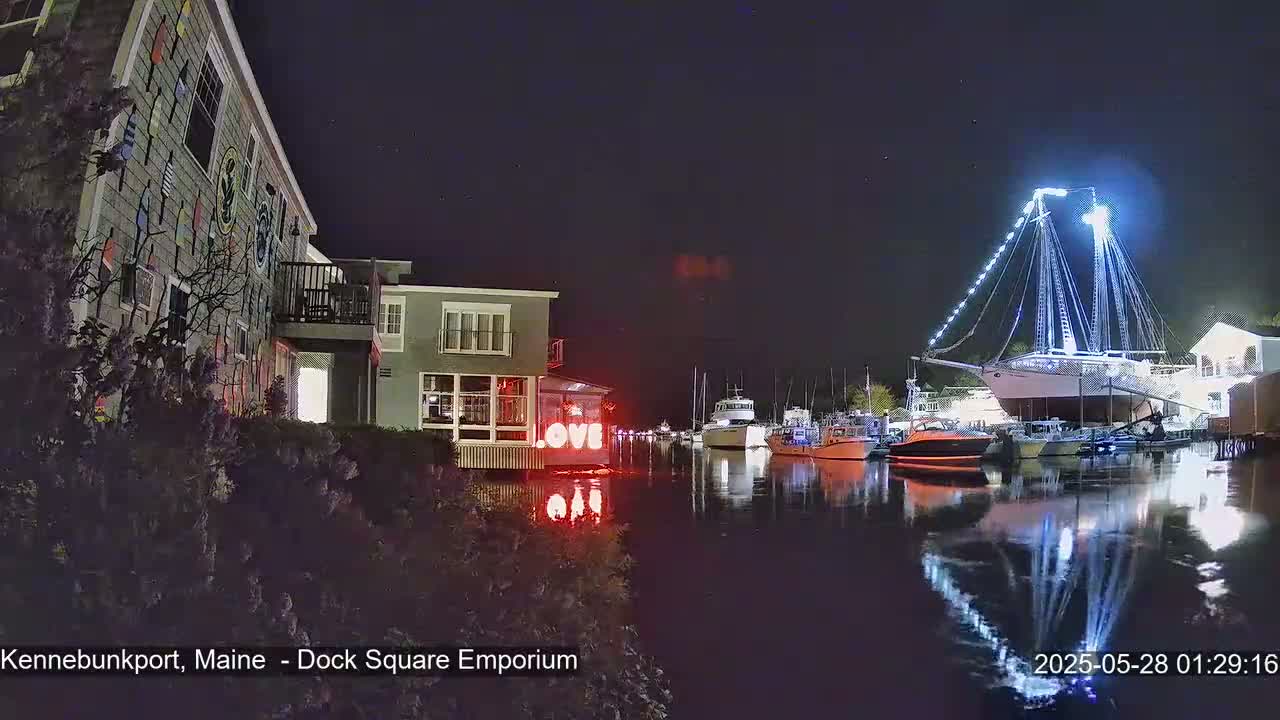 Kennebunkport Live Cam - Dock Square Emporium, Maine, USA