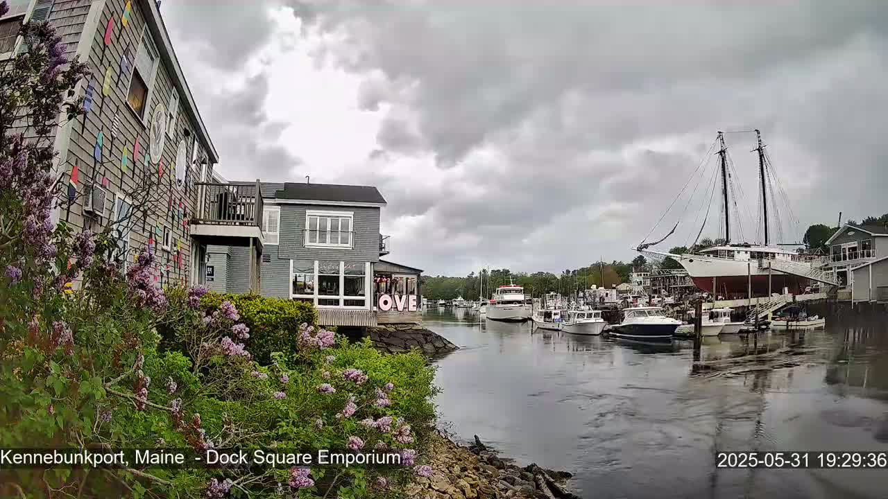 Kennebunkport Live Cam - Dock Square Emporium, Maine, USA
