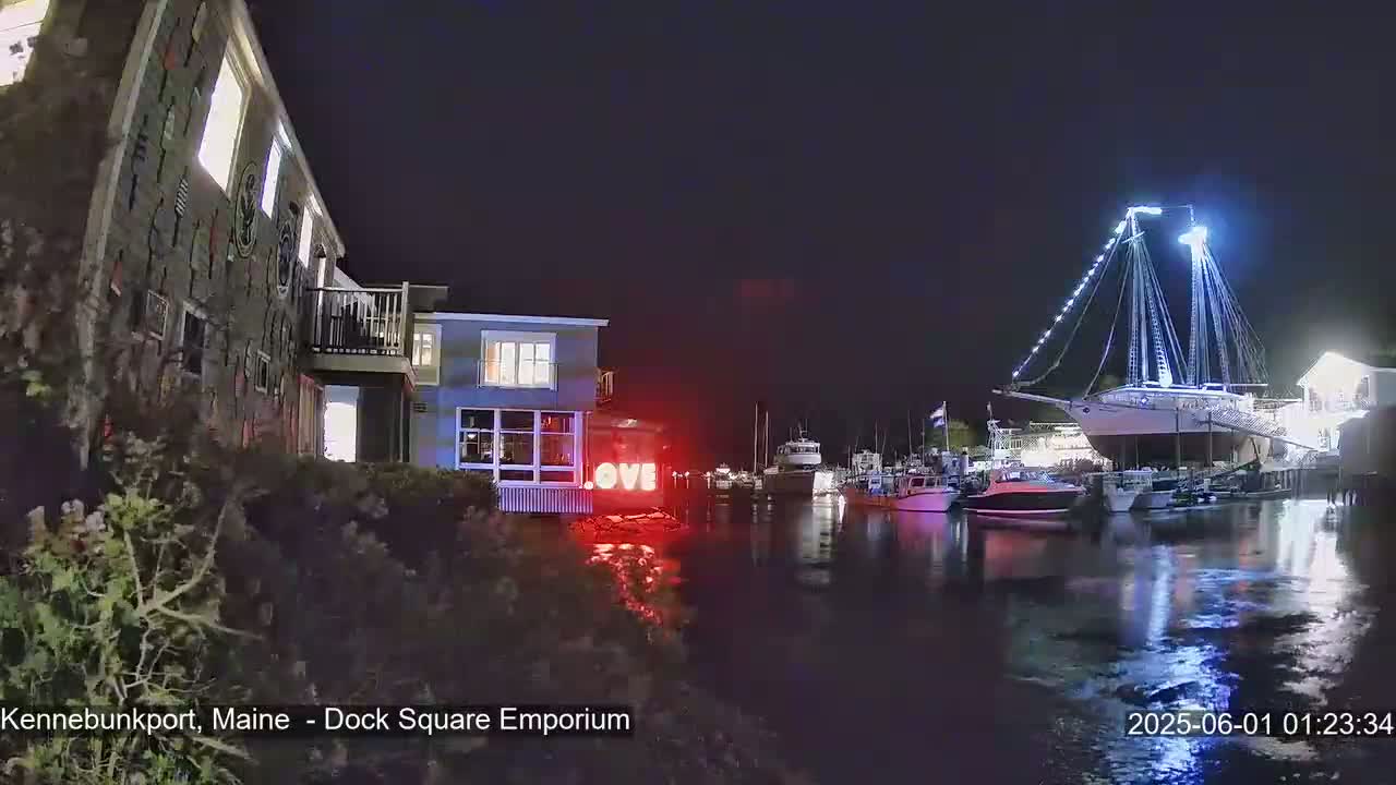 Kennebunkport Live Cam - Dock Square Emporium, Maine, USA