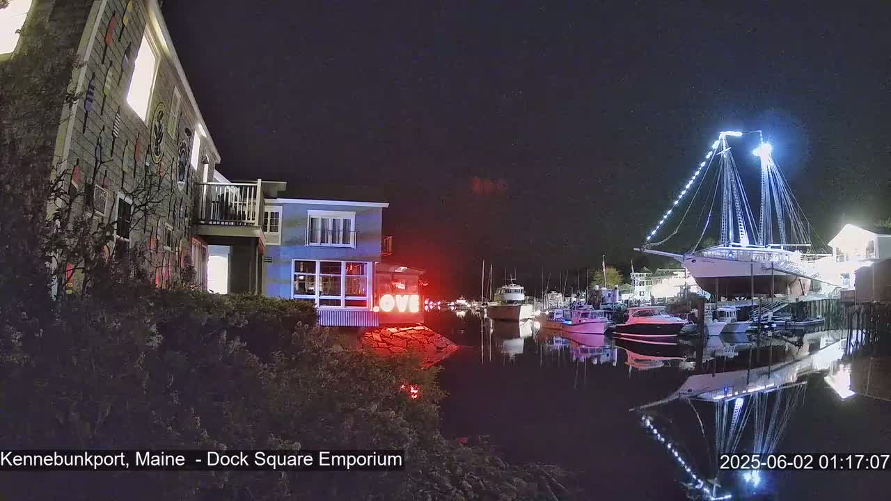 Kennebunkport Live Cam - Dock Square Emporium, Maine, USA