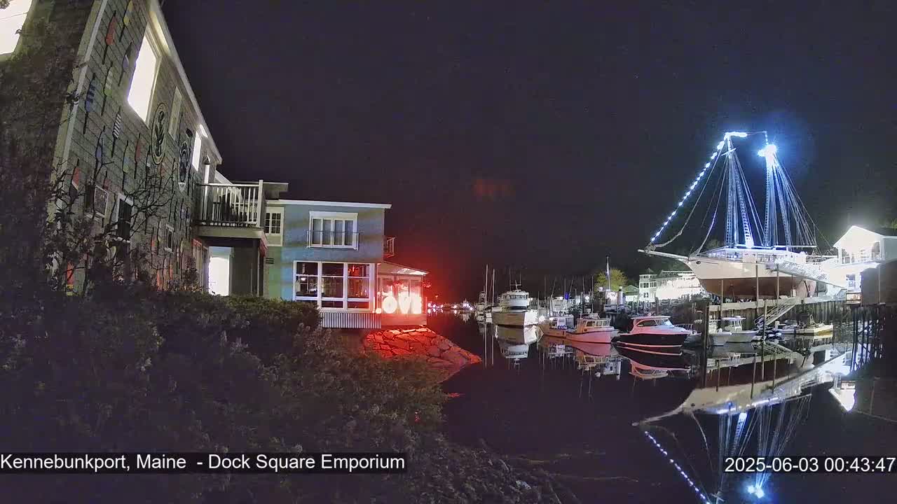 Kennebunkport Live Cam - Dock Square Emporium, Maine, USA