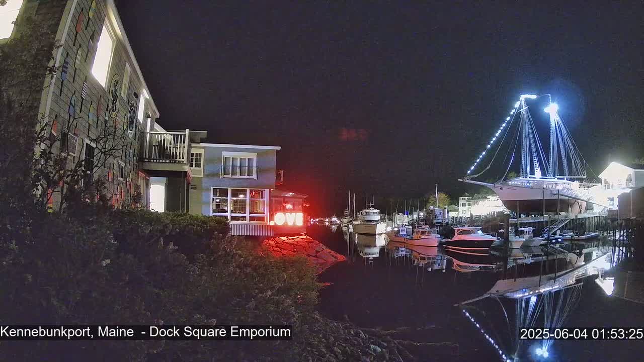 Kennebunkport Live Cam - Dock Square Emporium, Maine, USA
