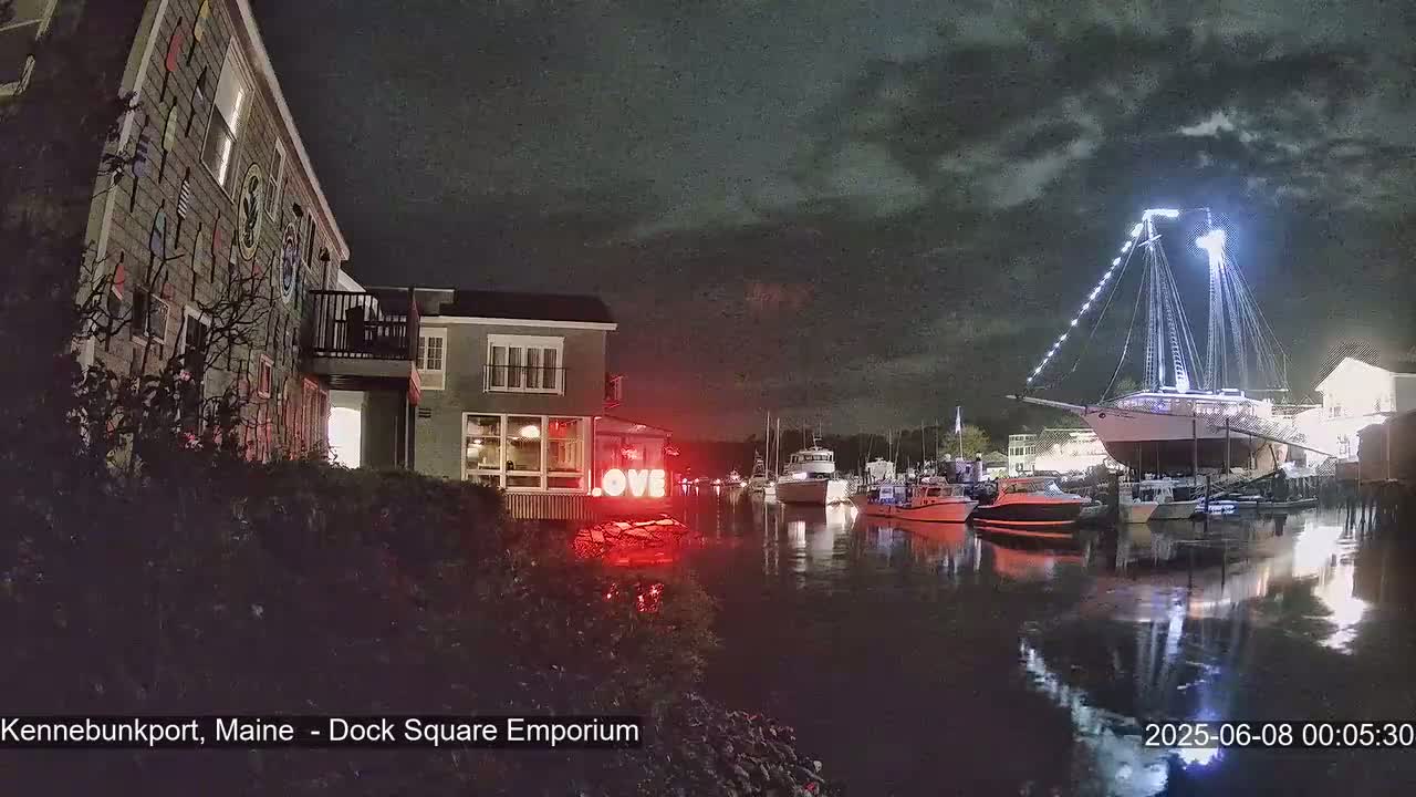 Kennebunkport Live Cam - Dock Square Emporium, Maine, USA
