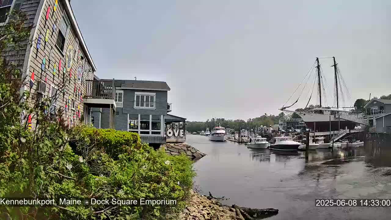 Kennebunkport Live Cam - Dock Square Emporium, Maine, USA