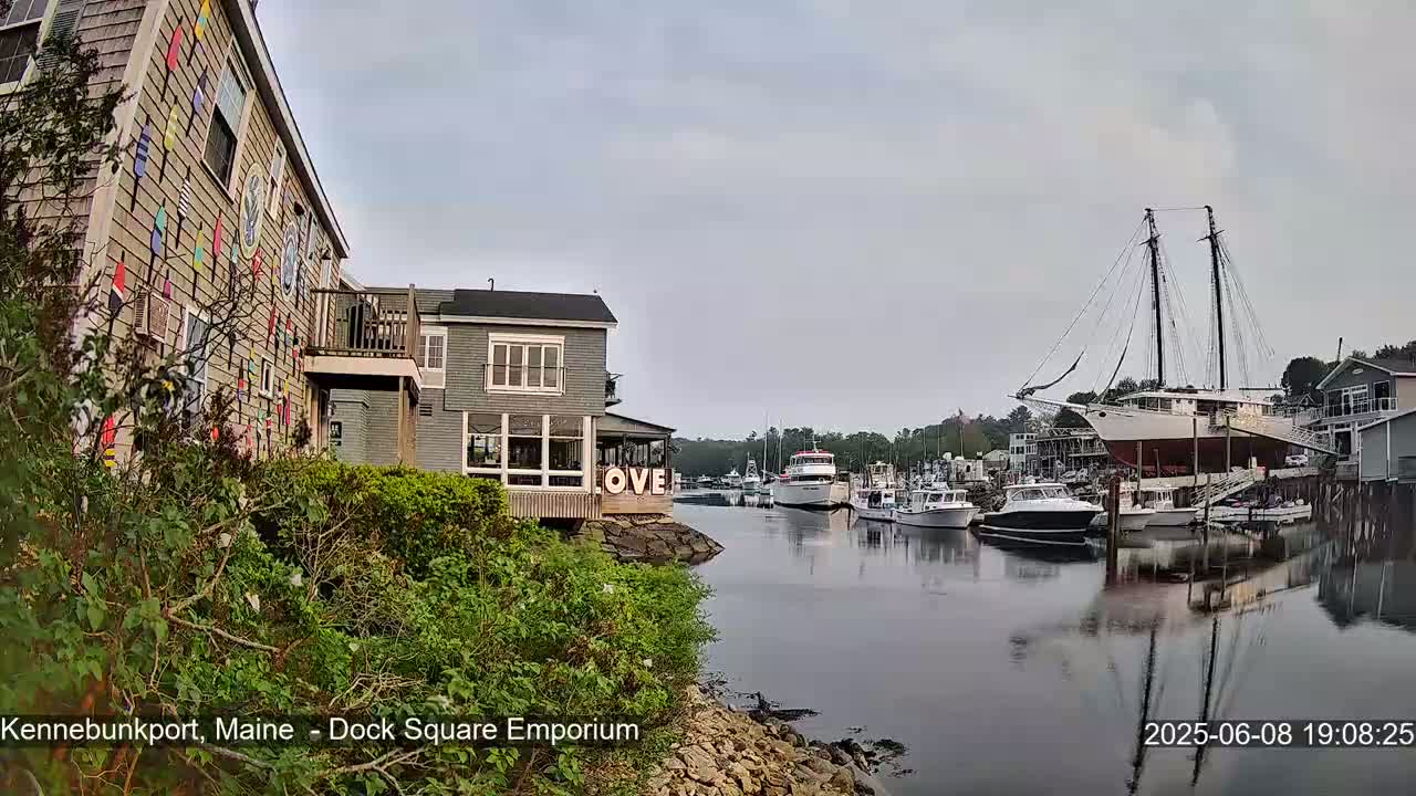 Kennebunkport Live Cam - Dock Square Emporium, Maine, USA