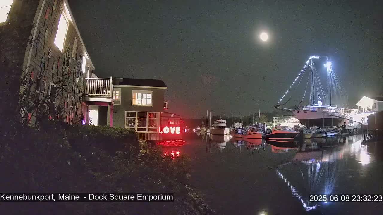 Kennebunkport Live Cam - Dock Square Emporium, Maine, USA