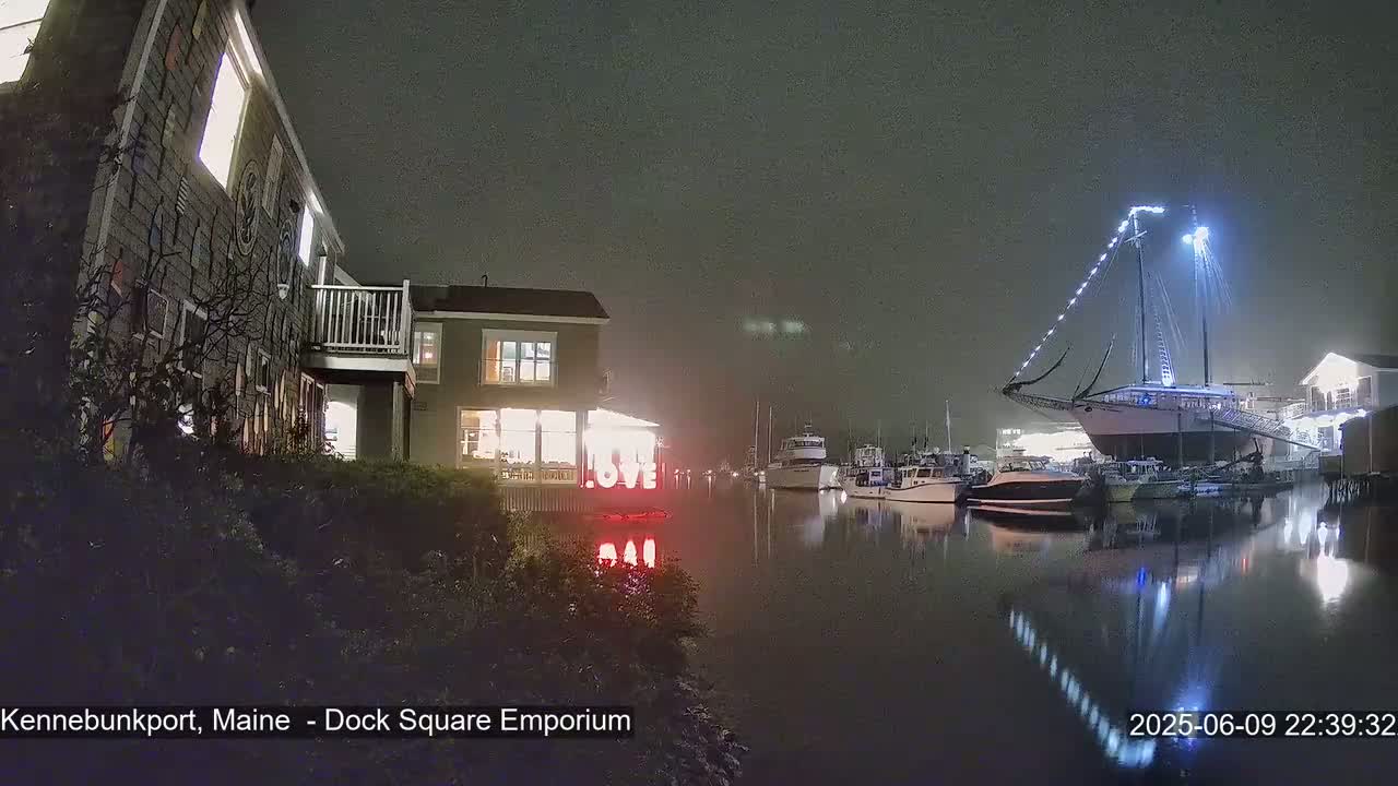 Kennebunkport Live Cam - Dock Square Emporium, Maine, USA